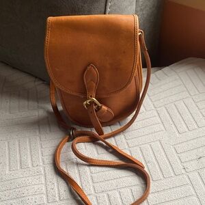Elegant Robert Cheau  Tan Leather Crossbody Bag